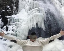 Карпатські водоспади перетворилися на дивовижні витвори мистецтва: фото