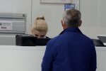 Видача документів, кадр з відео