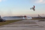Трюк на літаку, скріншот відео
