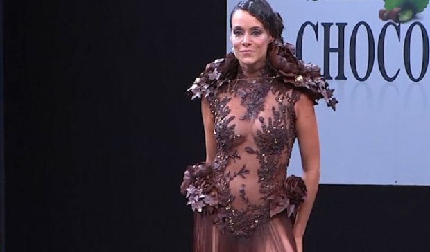 Показ мод у сукнях із шоколаду пройшов у Парижі (відео)