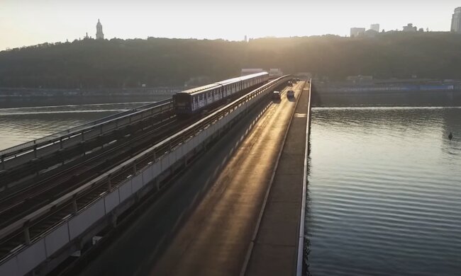 В Киеве псих с пакетом и пультом влез на мост Метро, может взорвать - полиция начала действовать