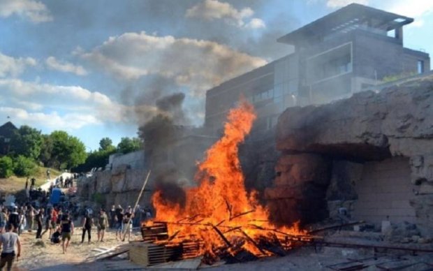 Одесские активисты сожгли стройплощадку прямо на пляже