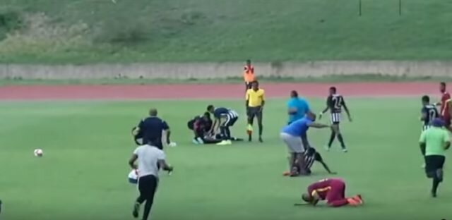 Футбольный матч едва не закончился трагедией из-за удара молнии: видео
