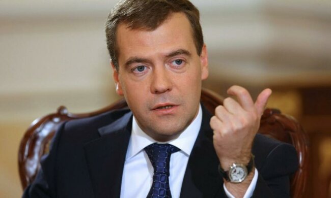 Медведєв придумав кожному росіянину по машині