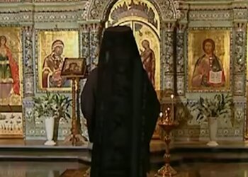 Молитва в церкви, кадр из видео