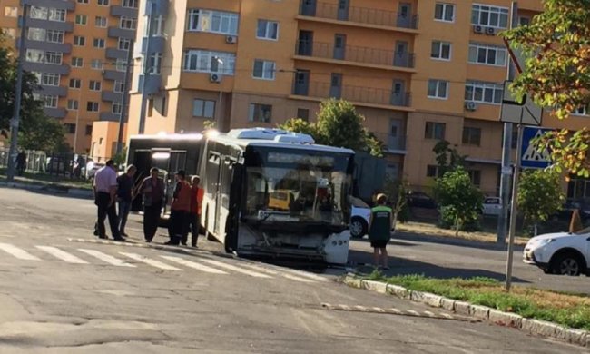 Автобус в Киеве провалился колесами под землю (фото)