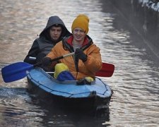 Київські екстремали плавали по Либеді на байдарці (фото)