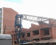 У Чернівцях з'ясовують причину падіння 32-метрового крана