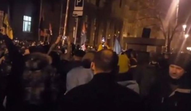 "Блокадники" устроили погром возле офиса Ахметова
