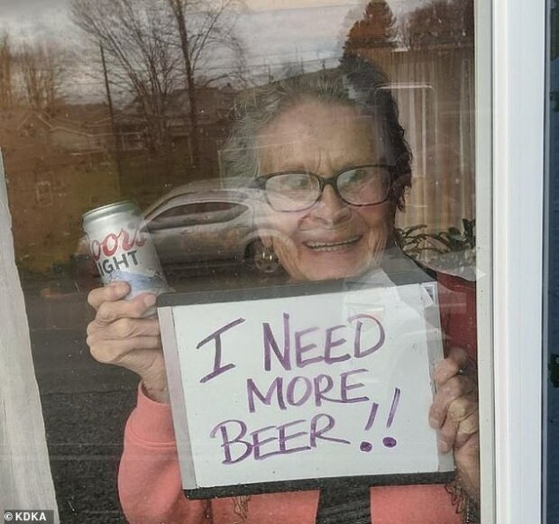 "Мне нужно больше пива!", - алкогольная компания исполнила желание бабушки на карантине