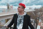 Melovin поцілував хлопця з дівчиною на Atlas Weekend і підняв прапор ЛГБТ