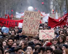 Массовые протесты переросли в настоящую войну: сотни задержанных, в ход пошли камни и любимые игрушки Путина