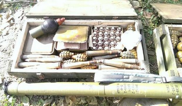 На Донбасі знайшли чергову схованку зі зброєю (фото)