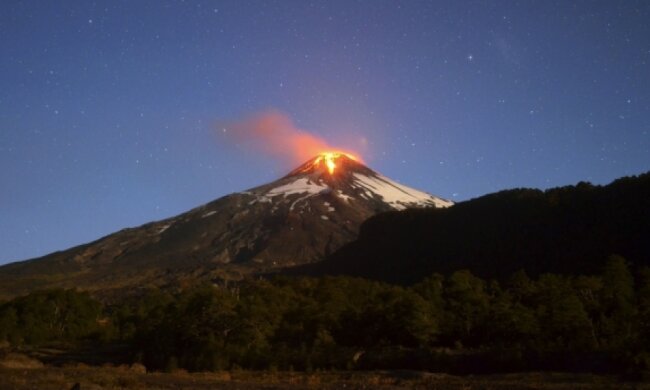 Через виверження вулкану в Індонезії закрили аеропорт