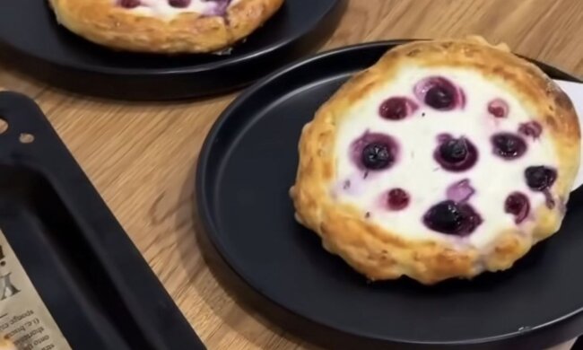 Сирні ватрушки з ягодами: фото скрін рецепту