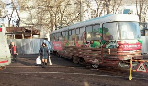 Трамвай в Одесі зійшов з рейок і задавив чоловіка (фото)