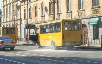 В Киеве на ходу взорвалась маршрутка, есть пострадавшие
