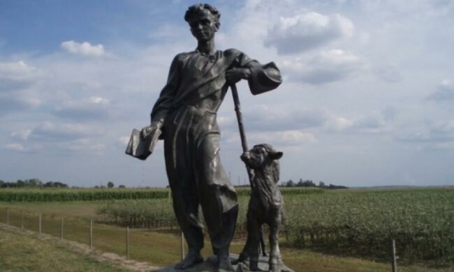 В родном селе Шевченко разбили и украли его памятник