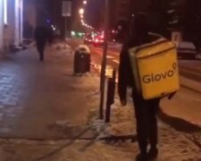 Українцям показали п’яного, як чіп кур'єра Glovo: працює у поті чола