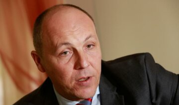Парубий предлагает ввести визовый режим с Россией