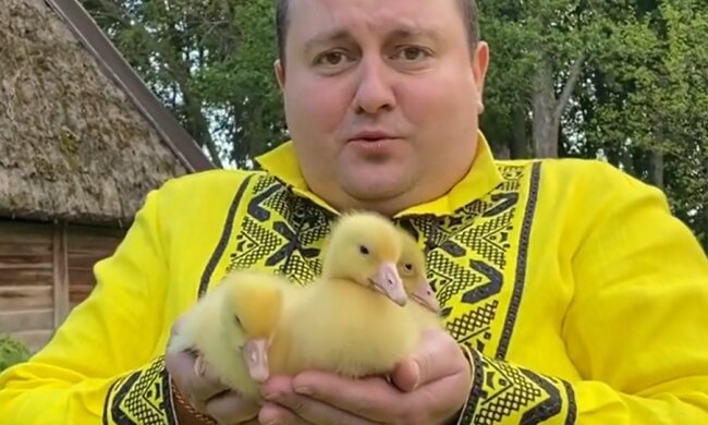 Клеил не дурака, а мяч — Юрий Ткач показал, чем занимался на карантине