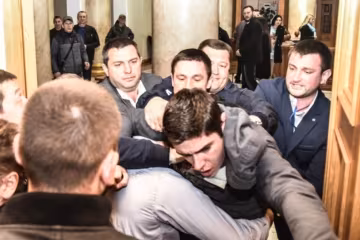 Драка активиста и охранников в Одесской мэрии попала на видео