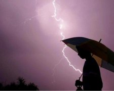 Удар стихії: блискавка влучила у натовп людей