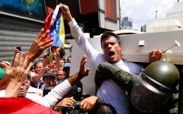 Противостояния в Венесуэле: пострадали более полусотни человек