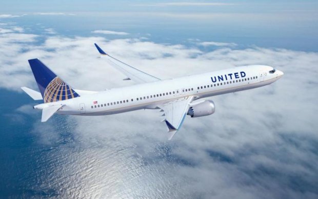 Пілот United Airlines прооперував трансгендера у домашніх умовах