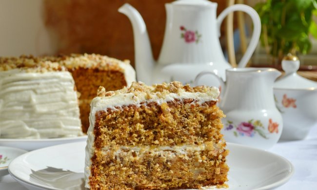 Їжте солодке і не хвилюйтеся: корисний рецепт морквяного торту з горіхами