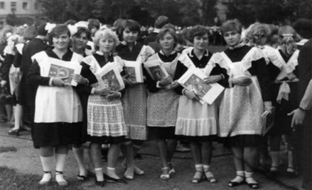 Школярки 70-их, фото з вільних джерел