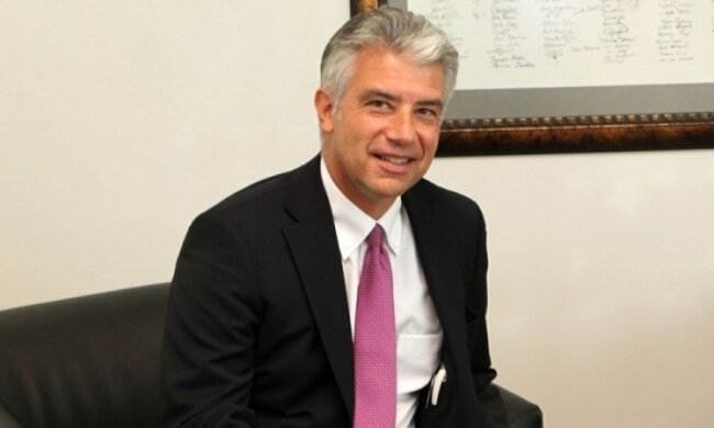 У Порошенко посоветовали Меркель забрать своего посла