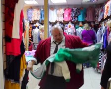 Росіянок змусили дивитися на знищення імпортного одягу (відео)