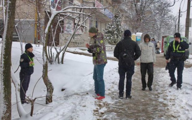 Копи шукають  телефонного "мінера", київська багатоповерхівка у небезпеці