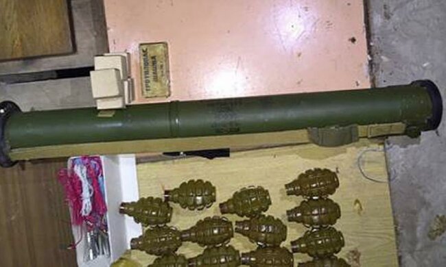 У Києві чоловік намагався продати цілий арсенал зброї (фото)