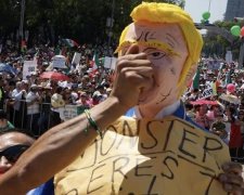 Вулиці Мехіко заполонили протестуючі проти стіни Трампа