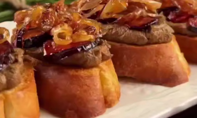 Паштет зі сливою та медовою цибулею.