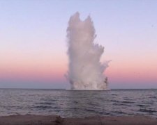 Потужні вибухи пролунали в Київському морі, - відео