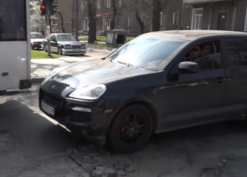 Ямы на дороге. Фото: скрин youtube