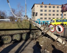 В Донецкой области под колесами военного тягача погибла маленькая девочка