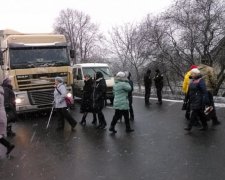 Основні траси України перекрили, водії у пастці