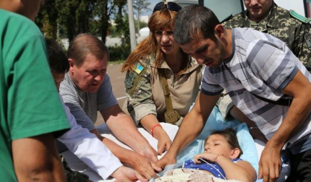 Раненую во время обстрелов Сартаны девочку доставили в Киев (фото, видео)