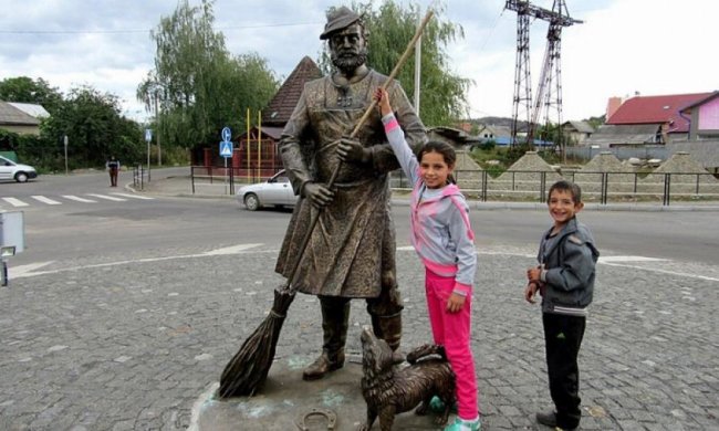 Вандали пошкодили та облили фарбою пам’ятник рому в Мукачевому (фото)