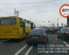 Серьезная авария закупорила главный мост столицы