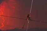 канатоходец над кратером вулкана, скрин с видео