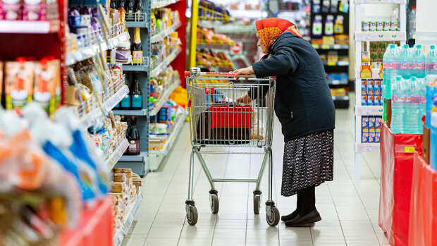 Пенсионерка покупает продукты питания