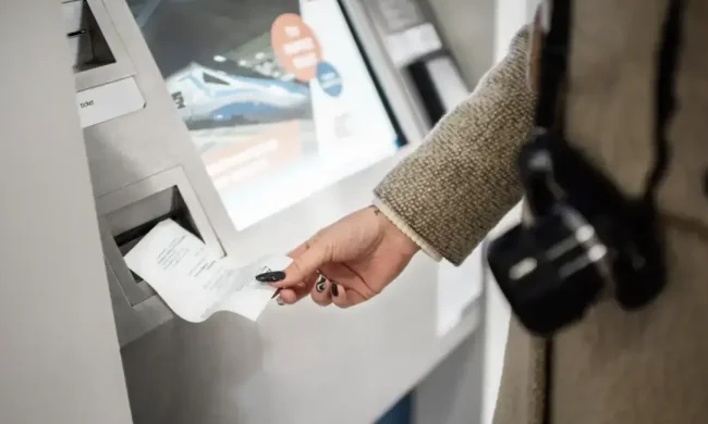 Банкомат та чек: чому не можна викидати квитанцію