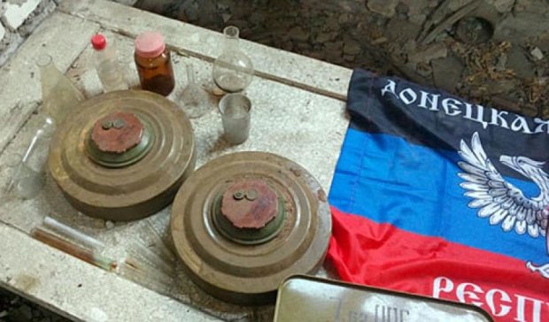 У схованці зі зброєю знайшли наркотики та прапор «ДНР» (фото)
