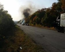 Під Харковом на ходу загорівся автобус з пасажирами (фото)