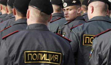 Російський поліцейський малював кийком непристойні картинки
